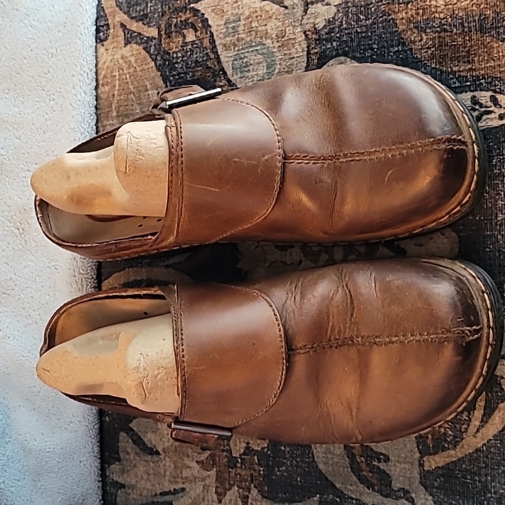 Klogs Austin brown leather clogs, size 7